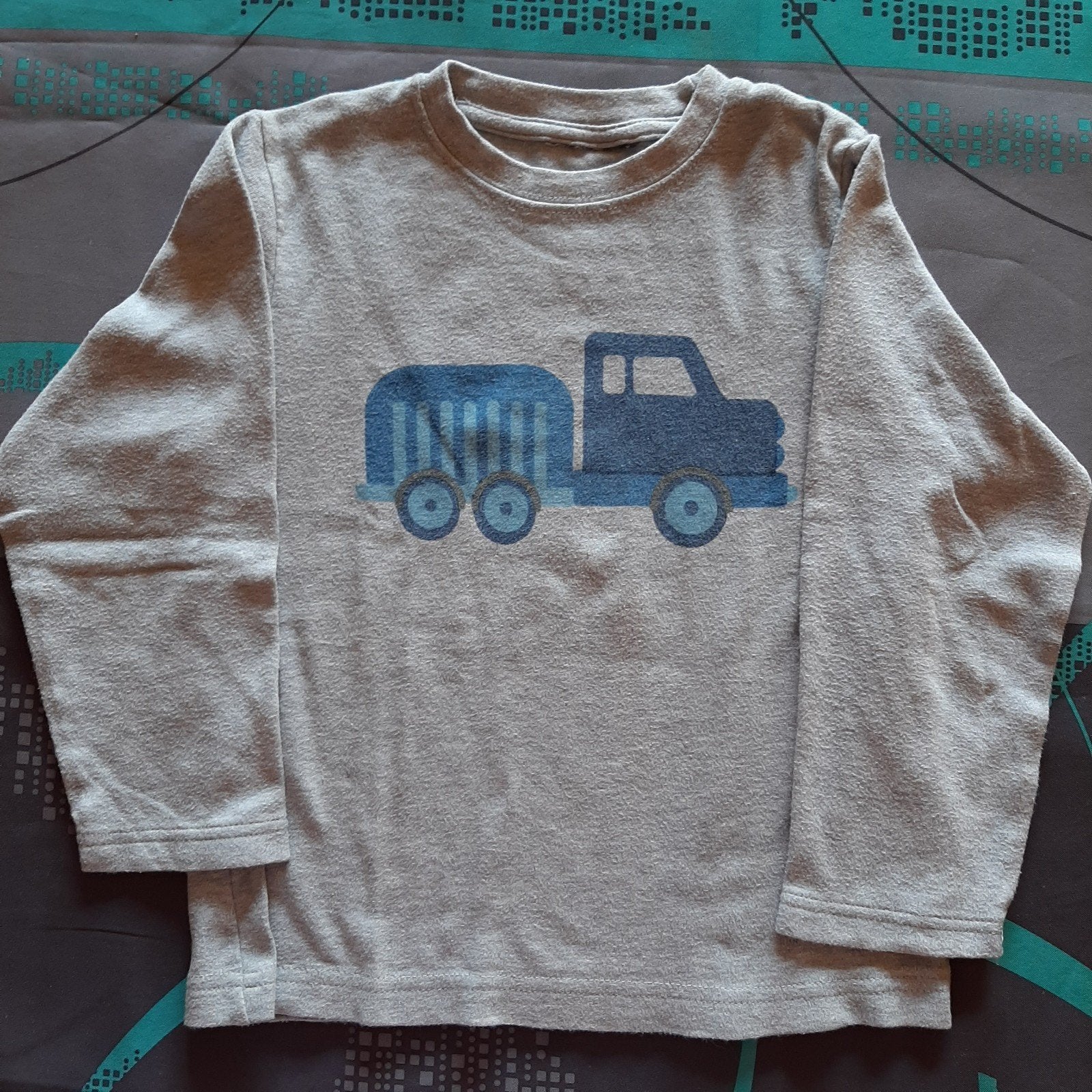Lichtgrijze trui met vrachtwagen erop zeer goede staat 104, Kinderen en Baby's, Kinderkleding | Maat 104, Ophalen