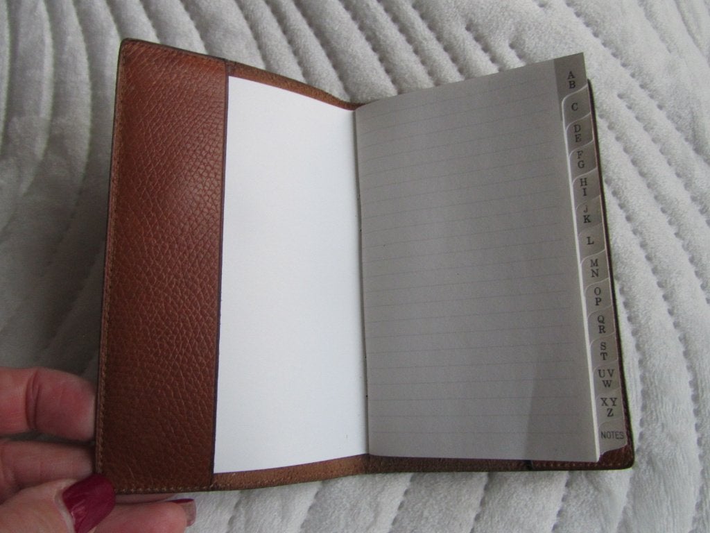 DELVAUX Carnet d'adresse fauve siglé, Bijoux, Sacs & Beauté, Envoi