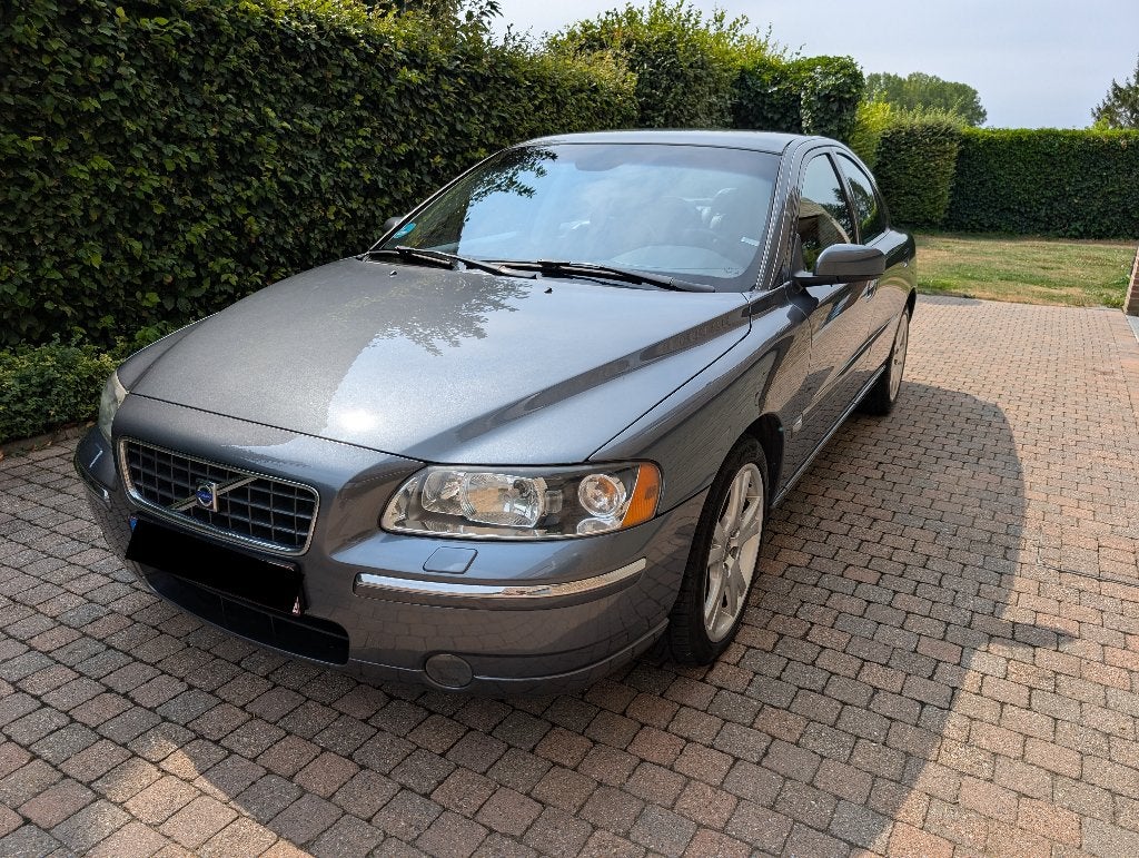 Volvo S60 2.4 T5 Facelift – Handgeschakeld – <200.000 km, Auto's, Volvo, Voorwielaandrijving, 4 deurs, Zwart, S60