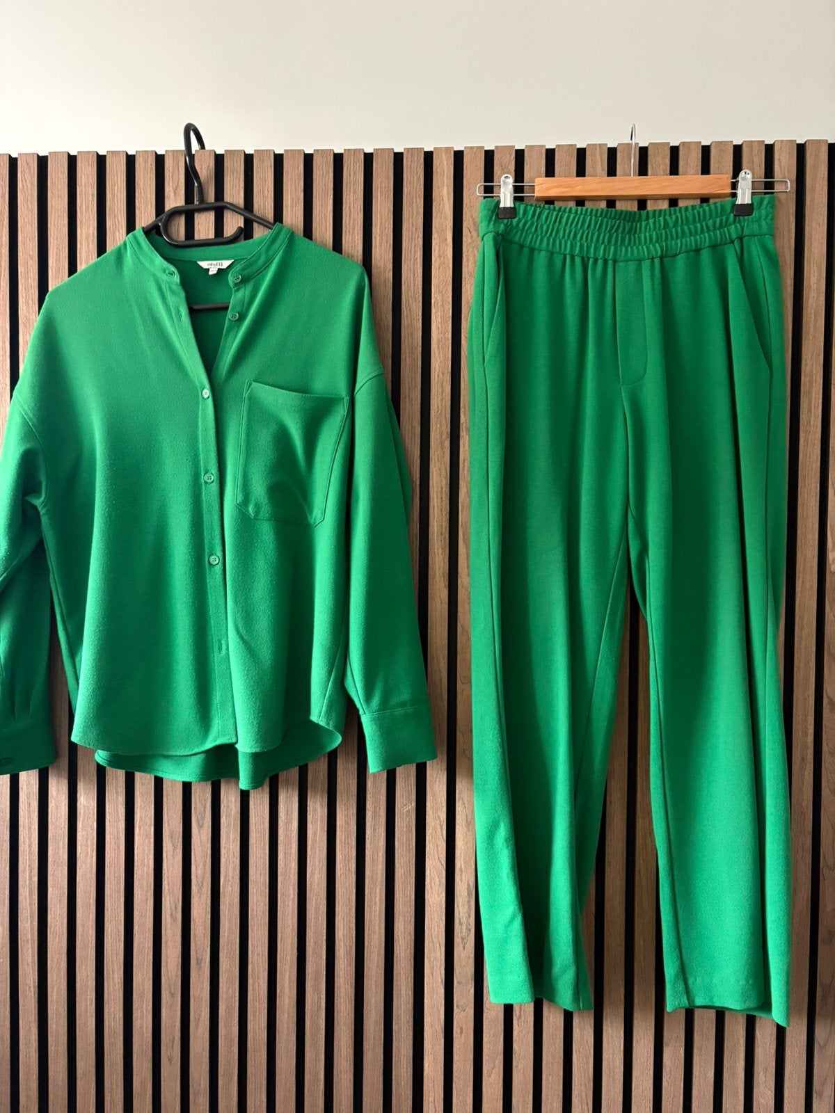 Groene set: hemd + broek van mbyM, Kleding | Dames, Maat 38/40 (M), Kostuum of Pak, Ophalen of Verzenden, Gedragen