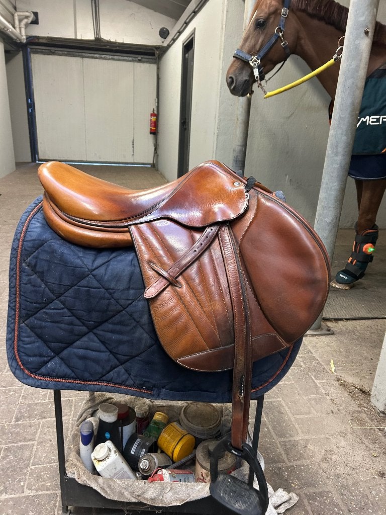 Selle de saut Butet, Siège semi-creux, L (17.5 pouces), Moyen, Utilisé