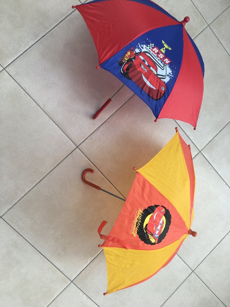 Paraplu Cars geel met oranje enkel nog beschikbaar, Bijoux, Sacs & Beauté, Enlèvement ou Envoi, Jaune