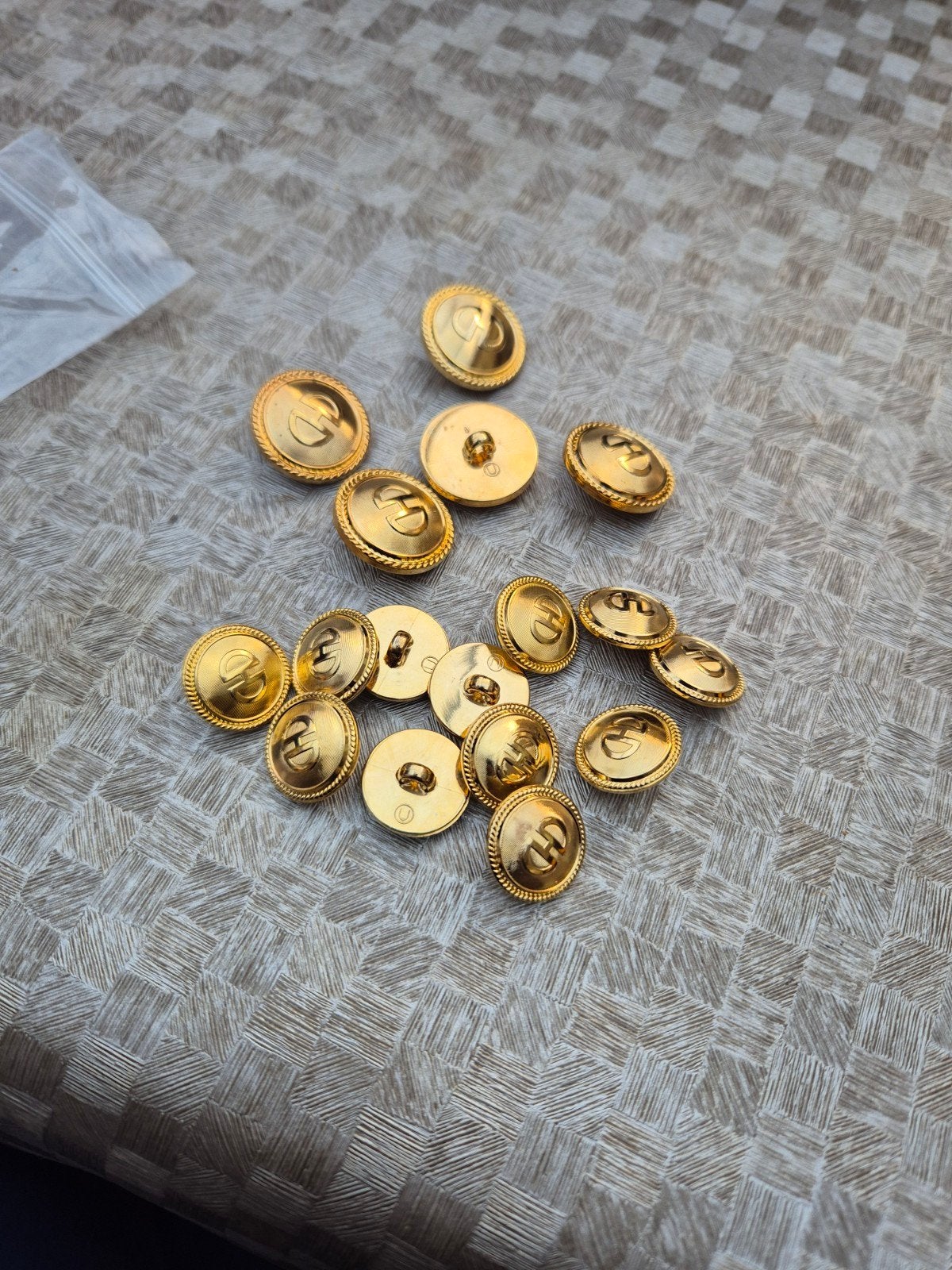 Vintage goudkleurige knoppen- 5 grote en 12 kleine, Hobby en Vrije tijd, Ophalen of Verzenden
