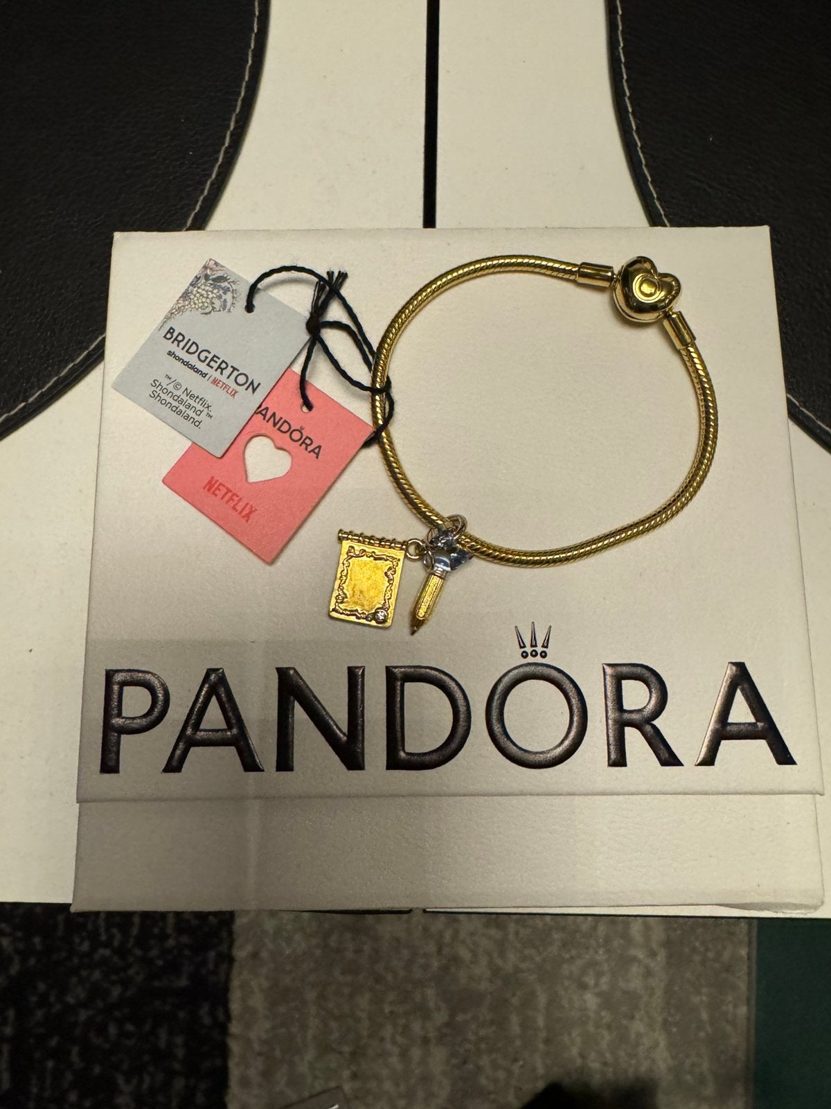 Bracelet pandora avec charms Bridgerton neuf!!!, Bijoux, Sacs & Beauté, Enlèvement, Neuf, Pandora