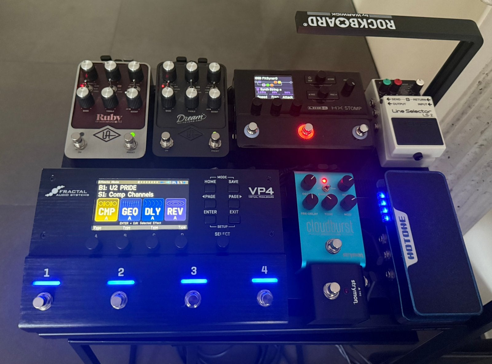 Te koop nagenoeg nieuw pedalboard met bijna nieuwe effecten, Muziek en Instrumenten, Ophalen, Zo goed als nieuw