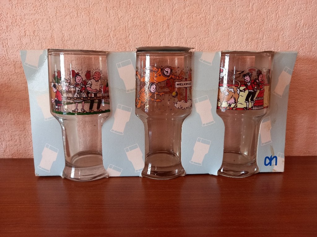 Les 2 séries de 3 verres à lait Bob et Bobette de 1987., Verzamelen, Ophalen of Verzenden, Suske en Wiske, Zo goed als nieuw, Overige typen