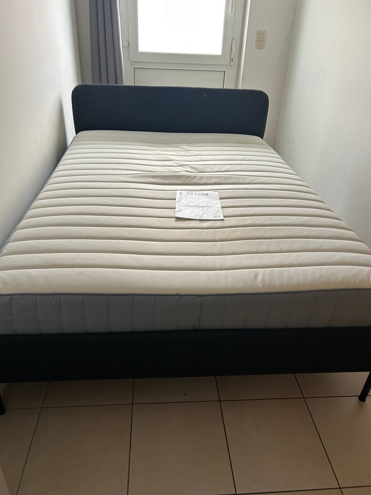 Lit & matelas IKEA 140 cm, Enlèvement, Comme neuf, Gris, 140 cm