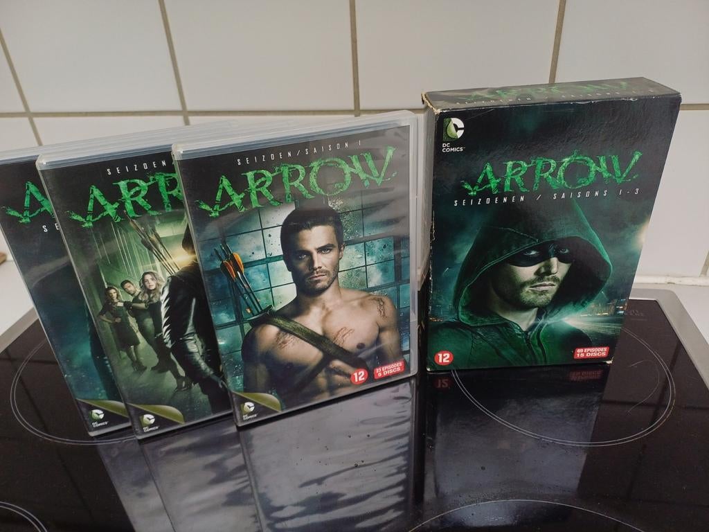Arrow saison 1 à 3 =30€ Game of Thrones saison 1 à 5 = 50€, CD & DVD, Enlèvement