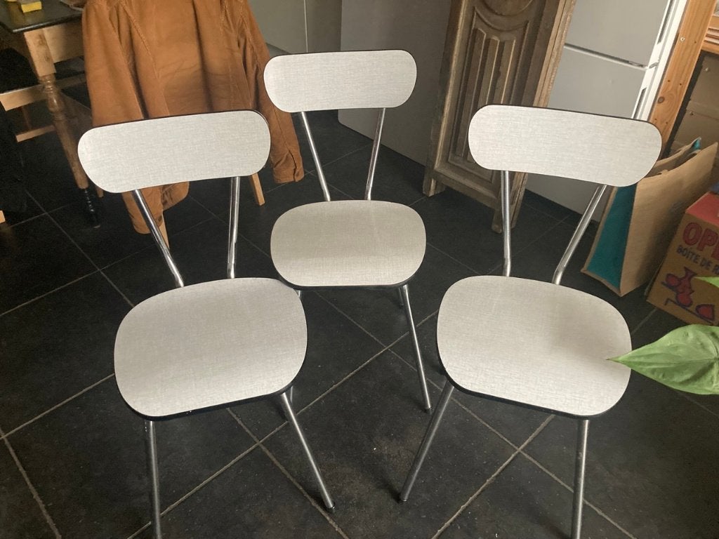 Chaises en formica, Enlèvement