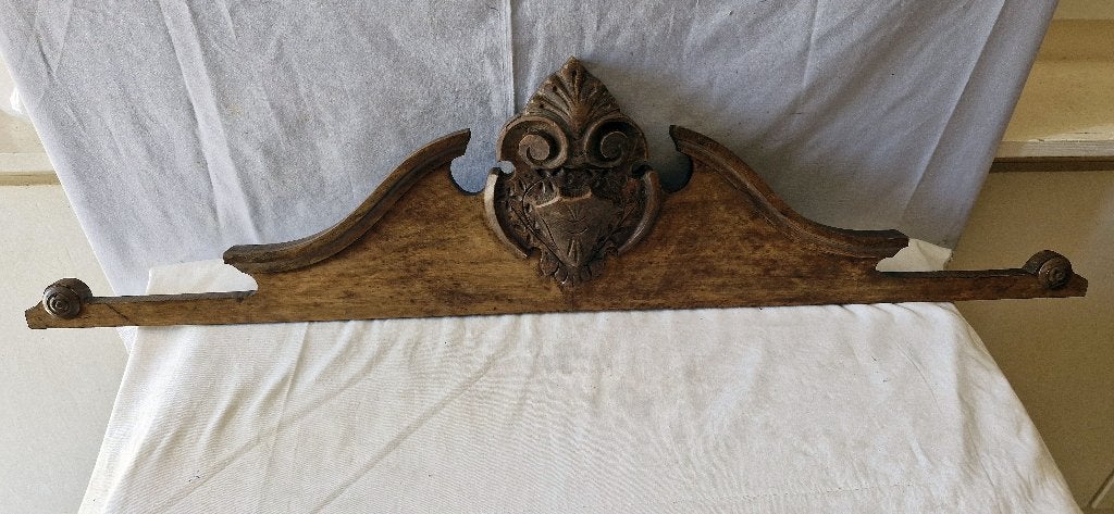 Ancien fronton sculpté en bois chène,  Longueur 95cm, Envoi