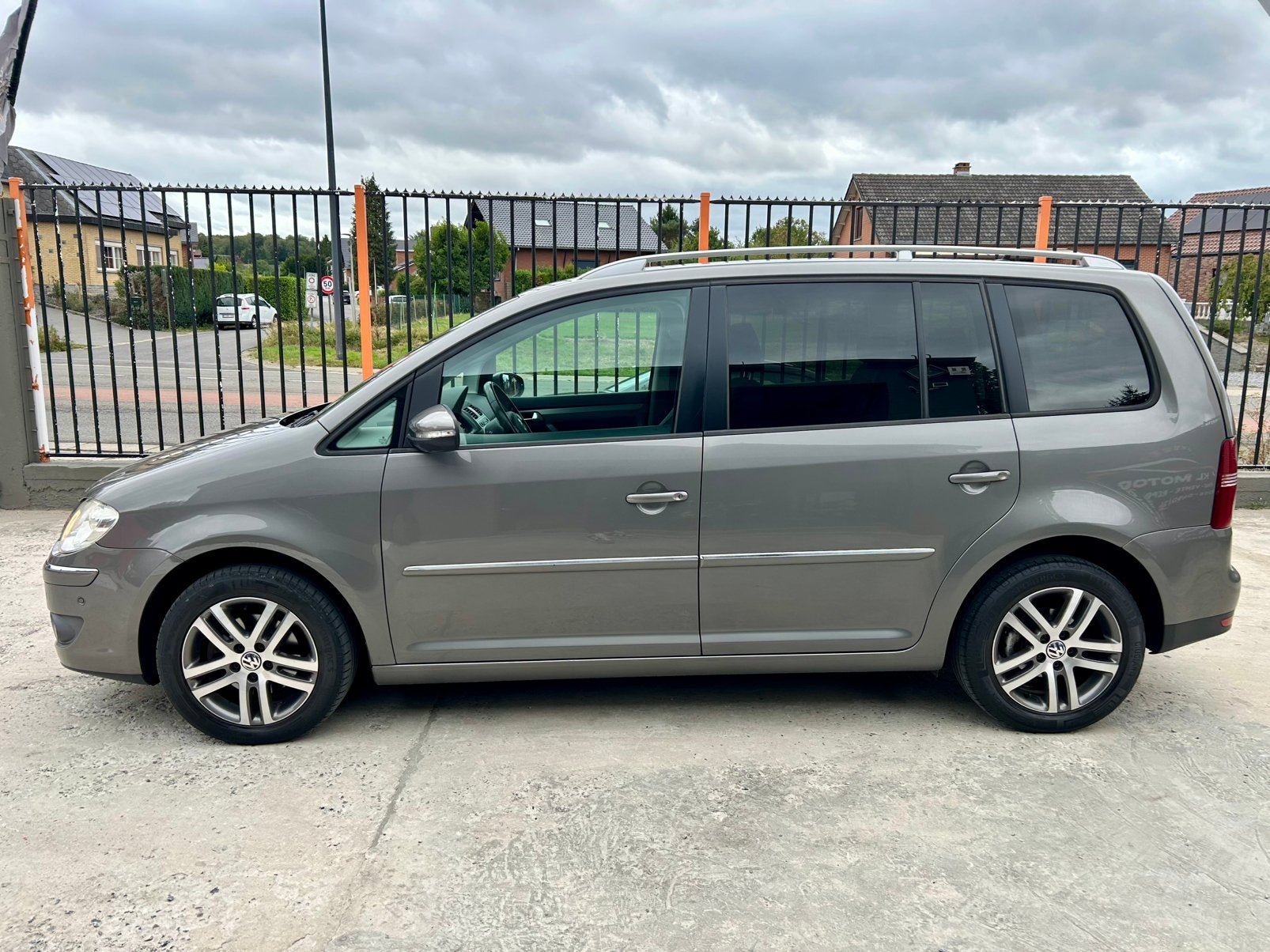 Volkswagen Touran édition higline 130.000km année 2009, Autos, 90 kW, Argent ou Gris, Achat, 139 g/km
