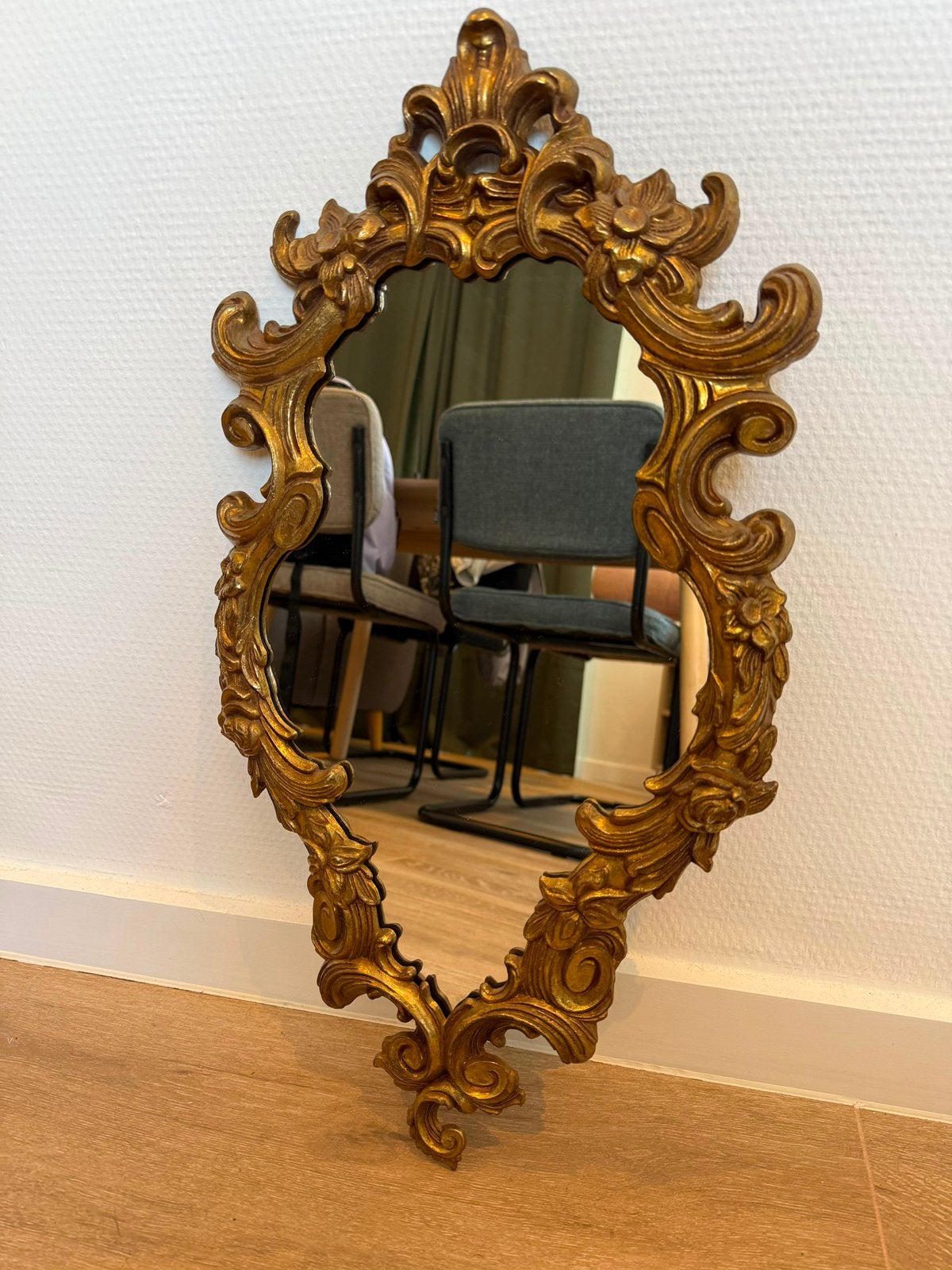 Vintage rococo spiegel met sierlijke ornamenten, Ophalen, Ovaal, Minder dan 50 cm, Minder dan 100 cm