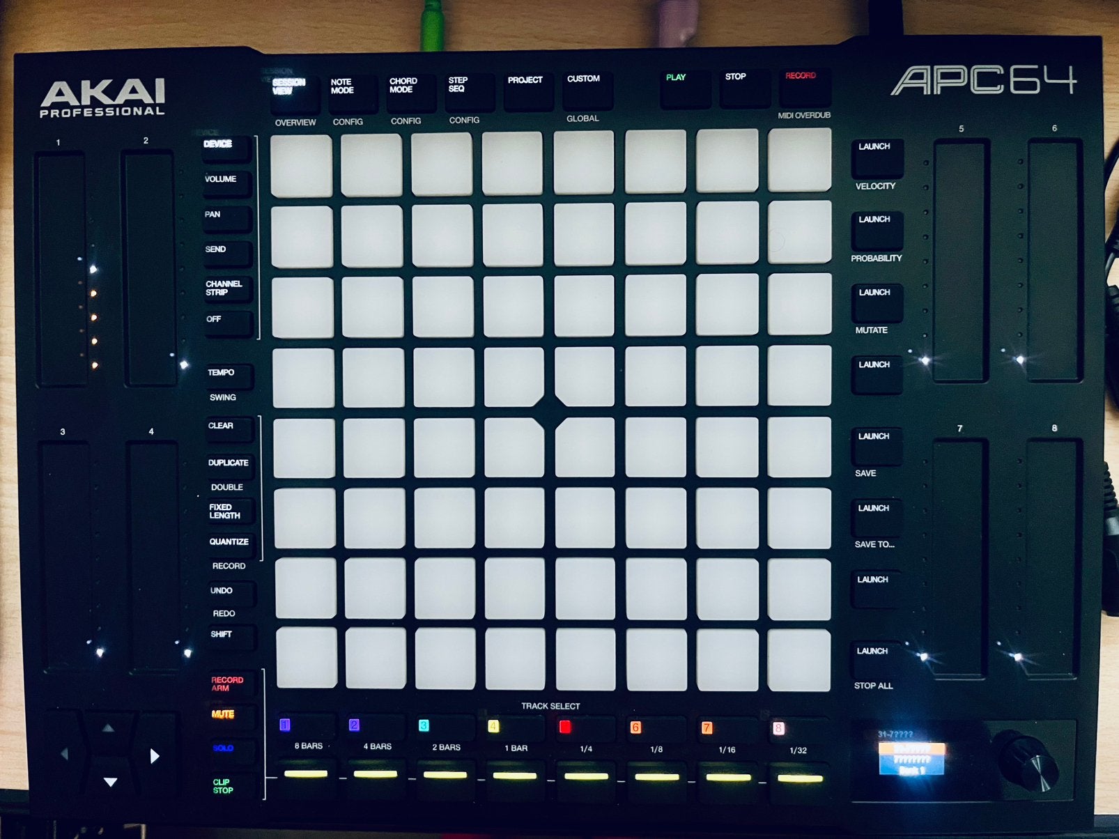 Akai APC 64 (MINT), Musique & Instruments, Équipement Midi, Comme neuf, Enlèvement ou Envoi