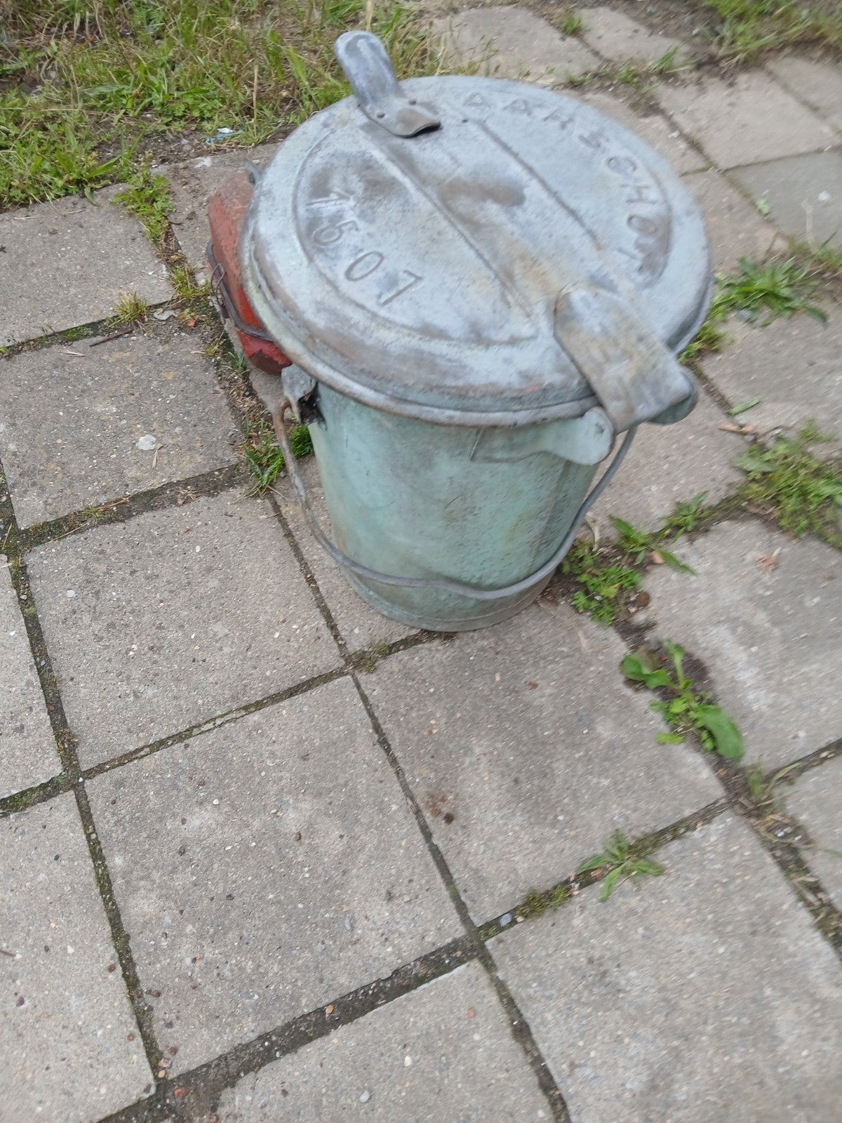 Oude zinken vuilbak aarschot, Ophalen