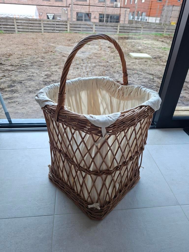 Rieten vintage mand met doek, Huis en Inrichting, Woonaccessoires | Schalen en Manden, Ophalen, Gebruikt, Mand, Vierkant