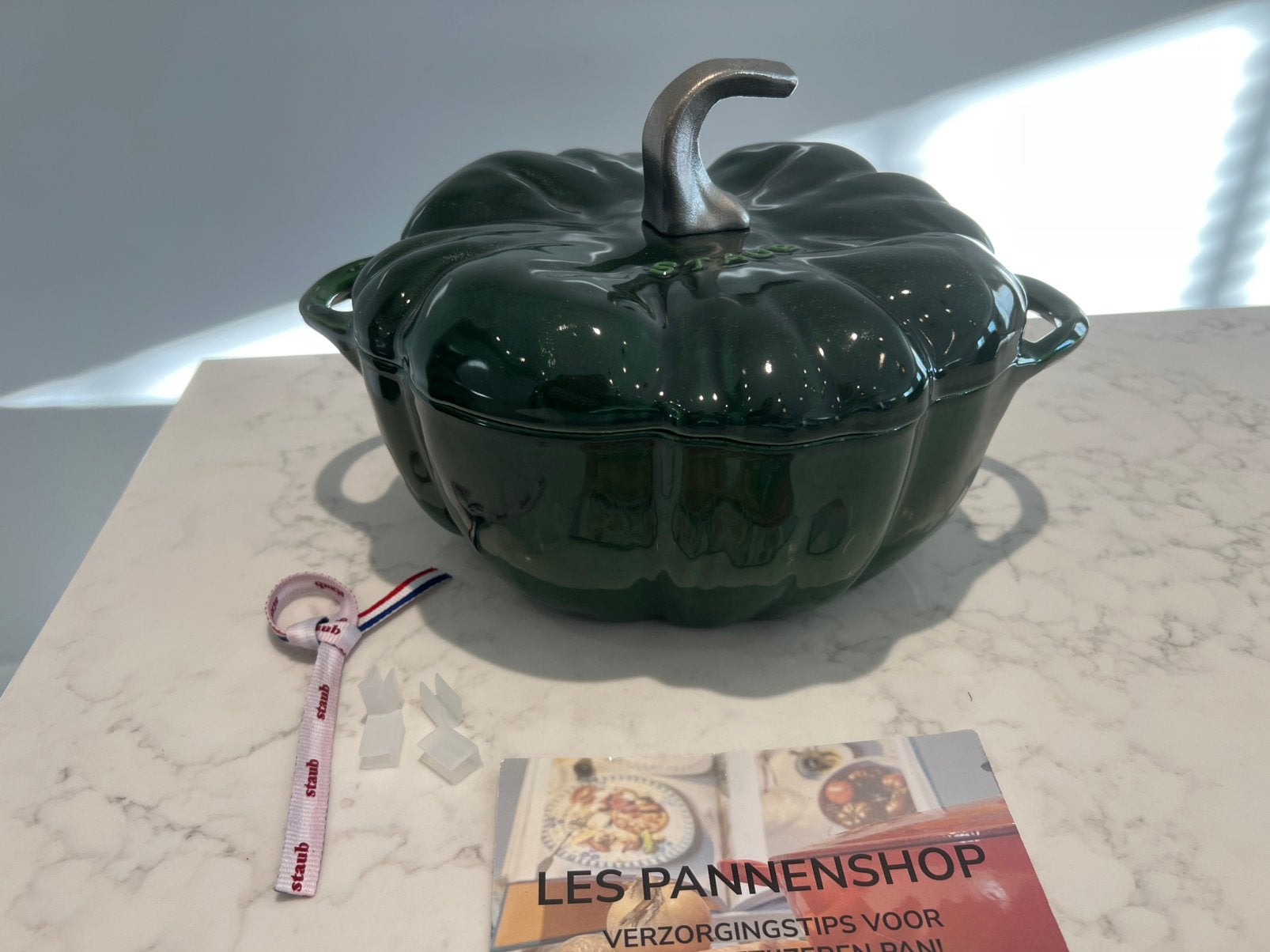 Nieuwe Staub Pompoen pan 24 cm Basilicum, Geschikt voor inductie, Nieuw, Ophalen of Verzenden, Overige merken