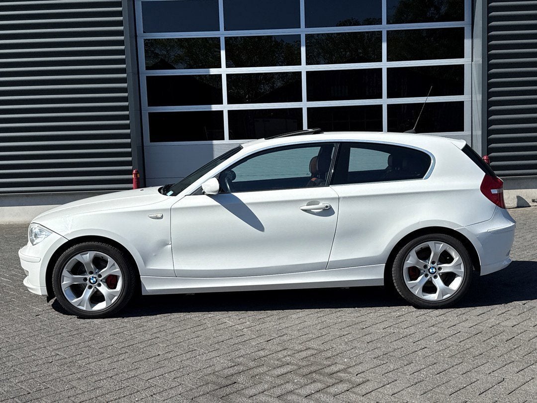 BMW 1-serie 118i Business Line, Apple carplay, Panoramadak,, Auto's, 4 zetels, 4 cilinders, Wit, Parkeersensor