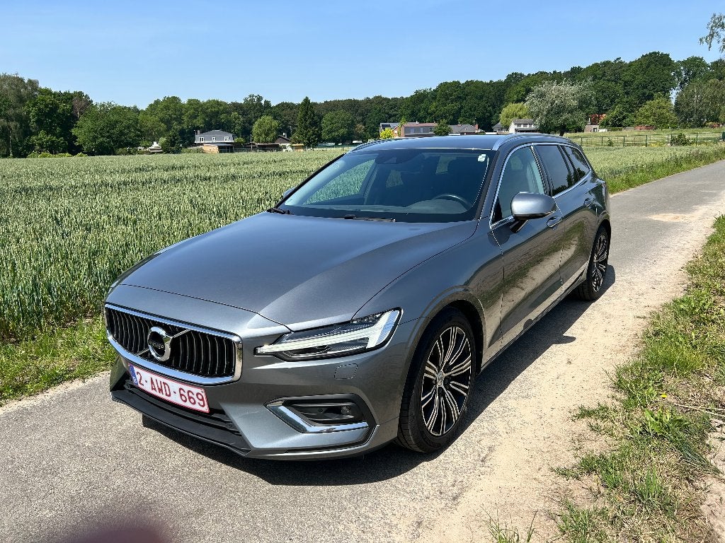 Volvo V60 momentum B4, Autos, Cuir, Euro 6, 2000 kg, Noir