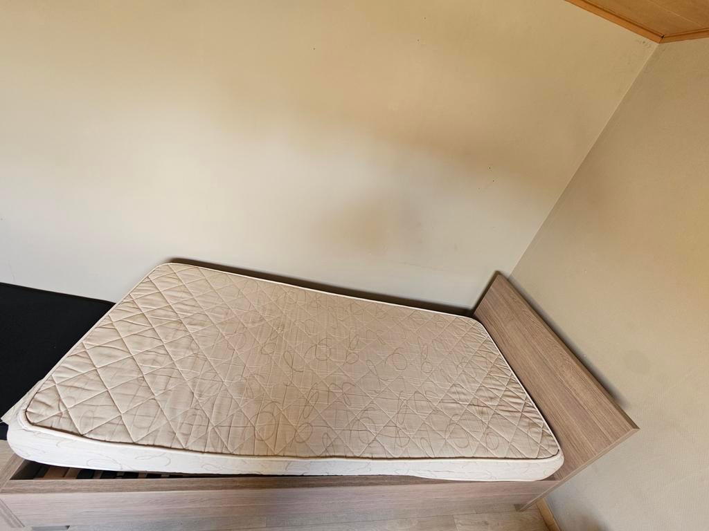 1 persoonsbed met matras ( zonder mag ook), Antiek en Kunst, Ophalen