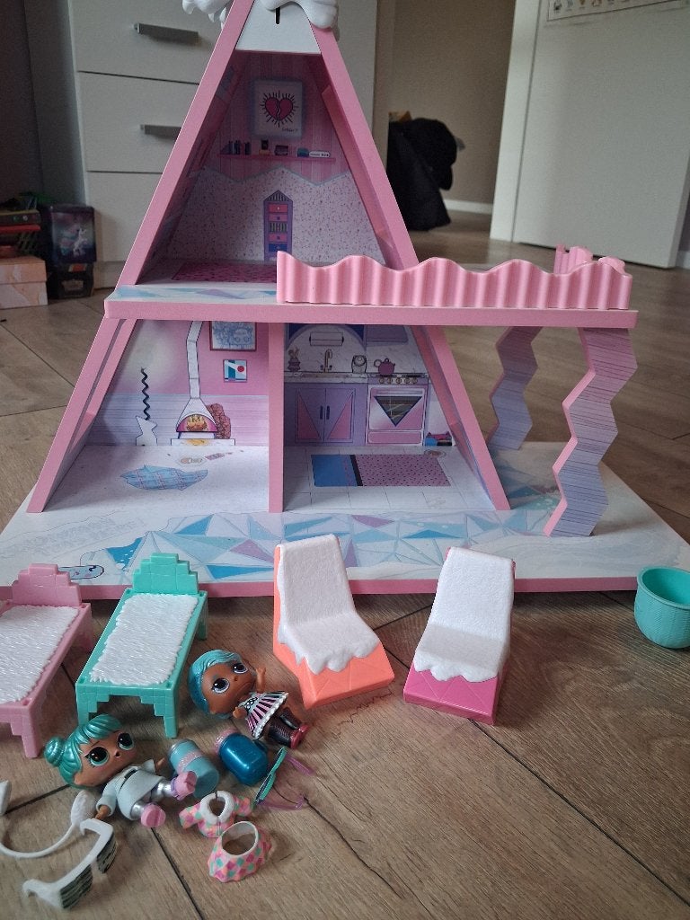 LOL houten sneeuwhut + popjes, Ophalen, Gebruikt, Poppenhuis