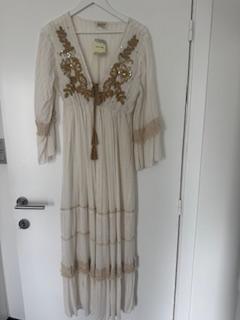 Nieuw wit ibiza kleed met gouden accenten onesize, Kleding | Dames, Jurken, Ophalen of Verzenden, Nieuw, Wit