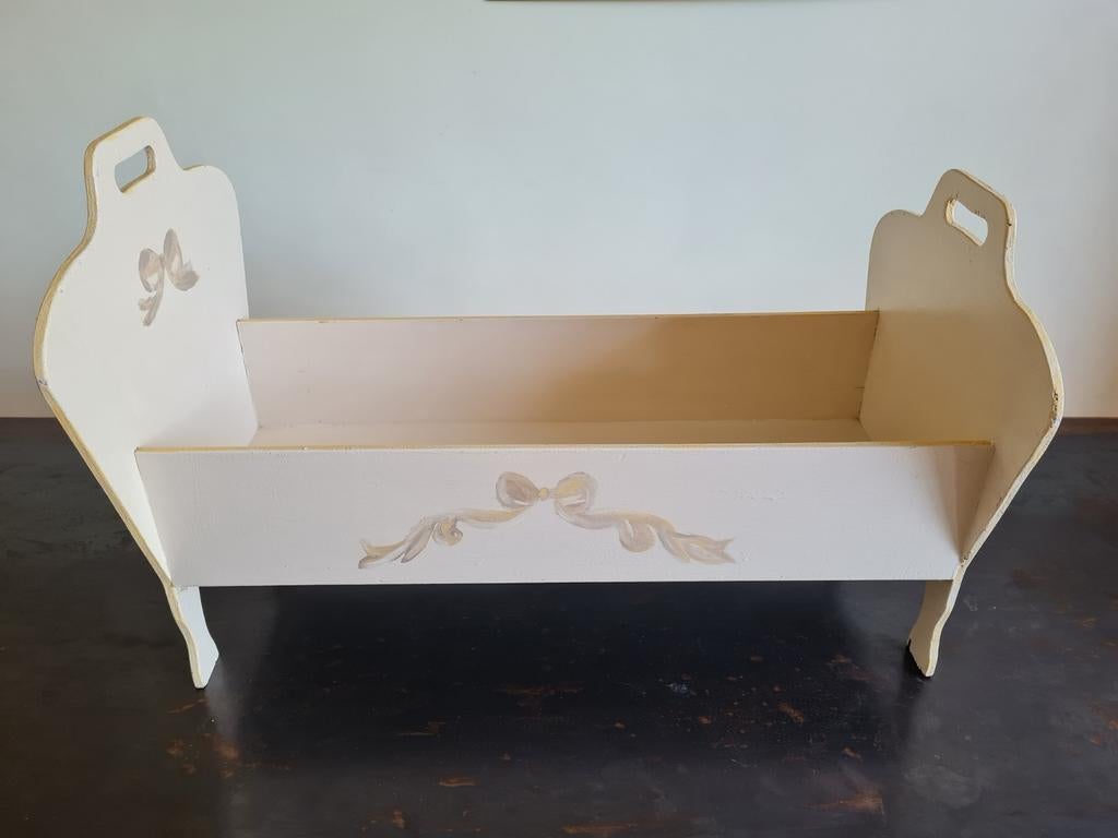 Lit de poupées en bois, Enlèvement