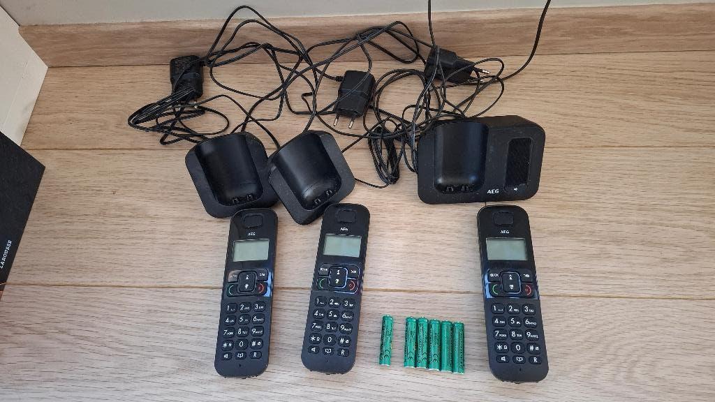 3 AEG Voxtel D500 DECT draadloze telefoons, Ophalen, Gebruikt, 3 handsets