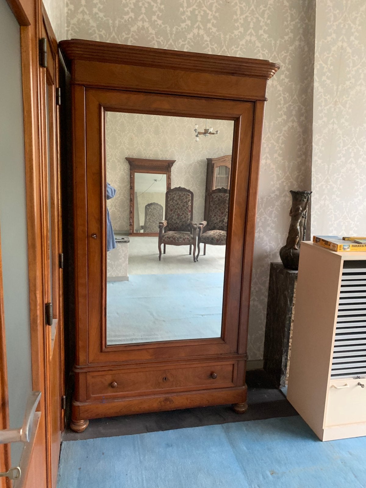 Armoire à glace style Louis Philippe, Enlèvement