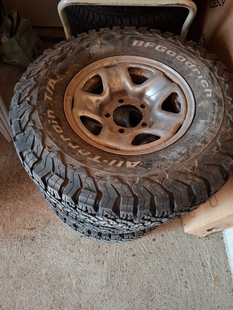 4 pn + jantes Toyota  BF GOODRICH AT  LT 265/75 R16 119/116R, Autos : Pièces & Accessoires, Pneus et Jantes, 4 Saisons, 16 pouces