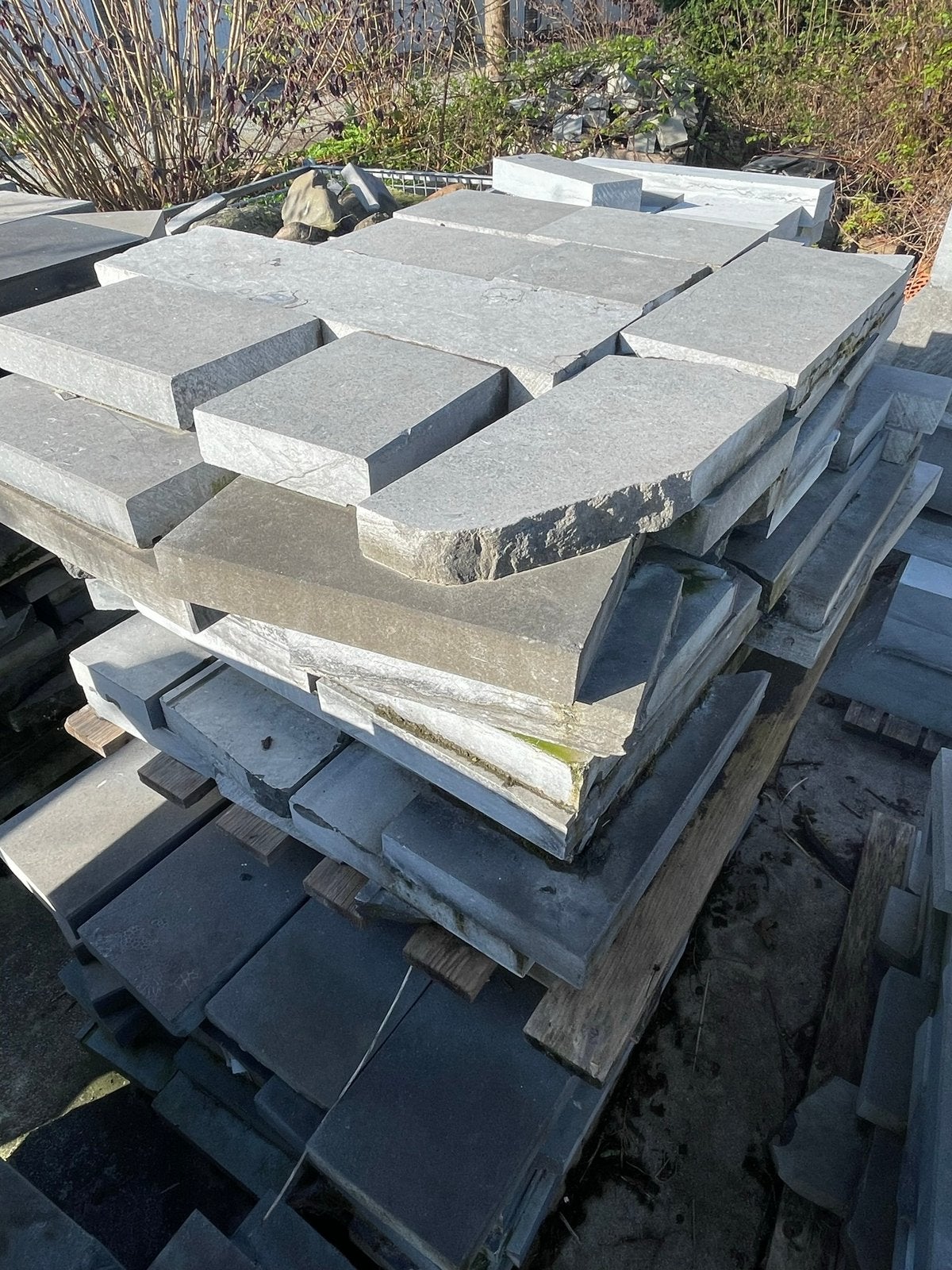 Overschot blauwe hardsteen voor pad/terras aanleg, Doe-het-zelf en Bouw, Tegels, Ophalen, Zo goed als nieuw, Hardsteen