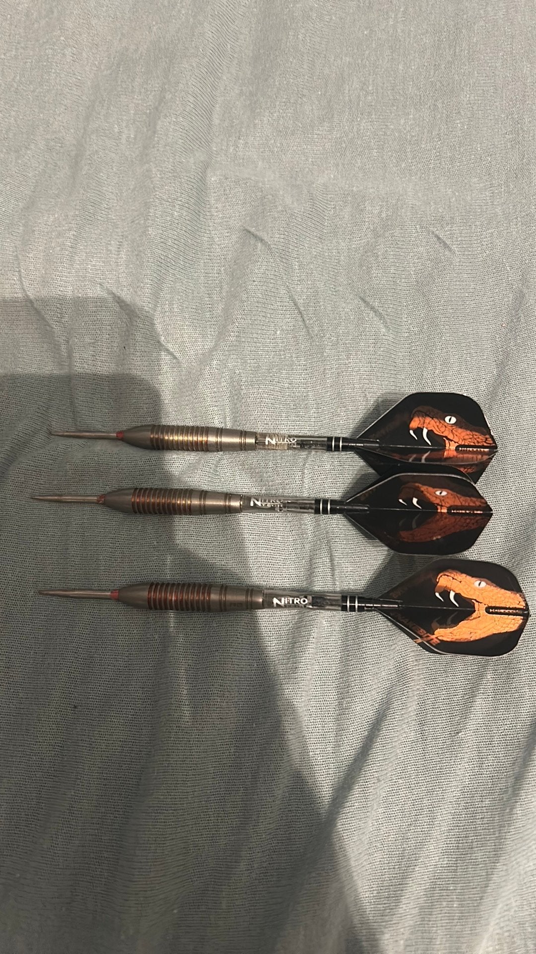 Nitro darts set – 3 darts + opbergcase + extra flights, Enlèvement ou Envoi, Comme neuf, Flights