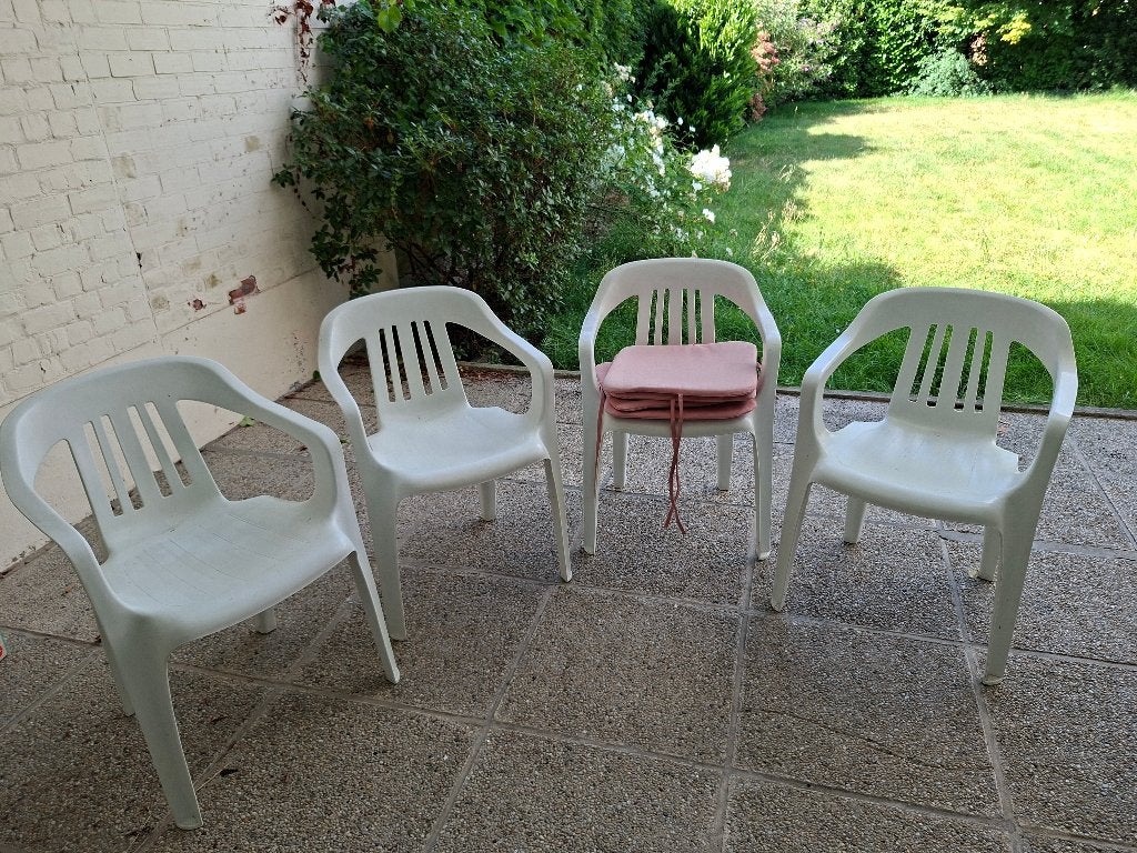 4 stapelbare wiite kunststof terrasstoelen, Jardin & Terrasse, Chaises de jardin, Enlèvement, Utilisé, Synthétique, Empilable