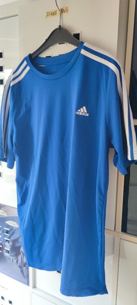 Three stripes Adidas sport shirt t-shirt blauw maat 176, Enfants & Bébés, Vêtements enfant | Taille 176, Adidas, Garçon ou Fille