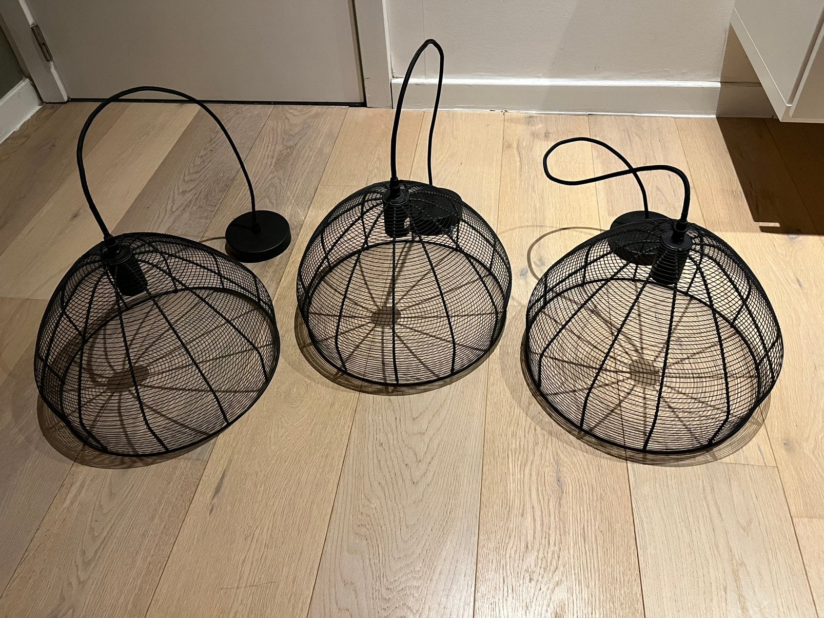 Zwart metalen hanglampen - 3st - prijs per stuk, Ophalen, Zo goed als nieuw, Metaal, E27 (groot)