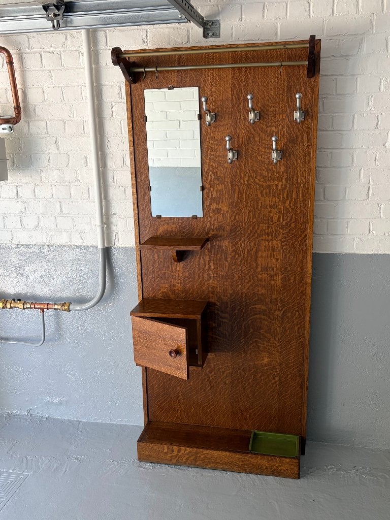 Vestiaire du milieu du siècle, Enlèvement