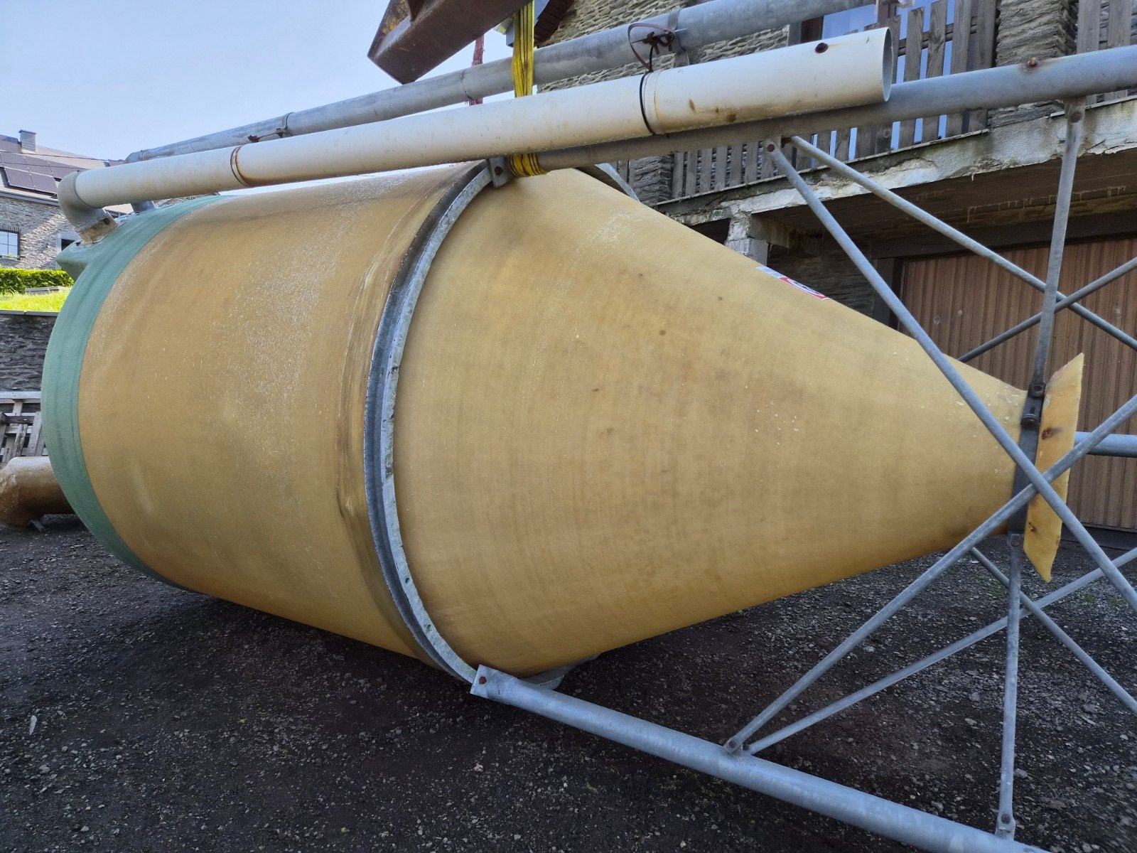 SILO POLYESTER:  5 TONNES., Ophalen