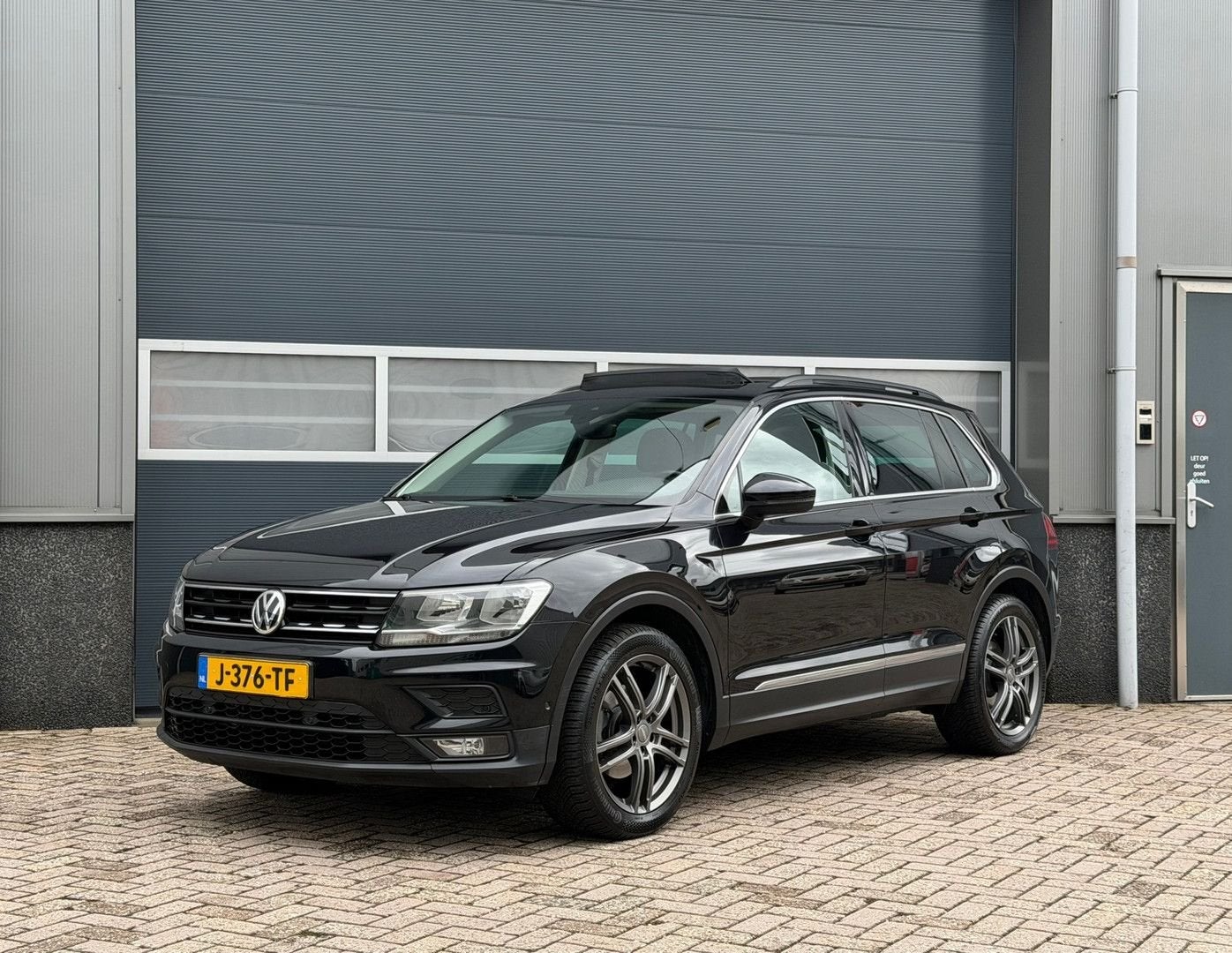 Volkswagen Tiguan 1.4 TSI ACT Comfortline Business bj.2017 P, Auto's, Automaat, Adaptive Cruise Control, Zwart, Grijs