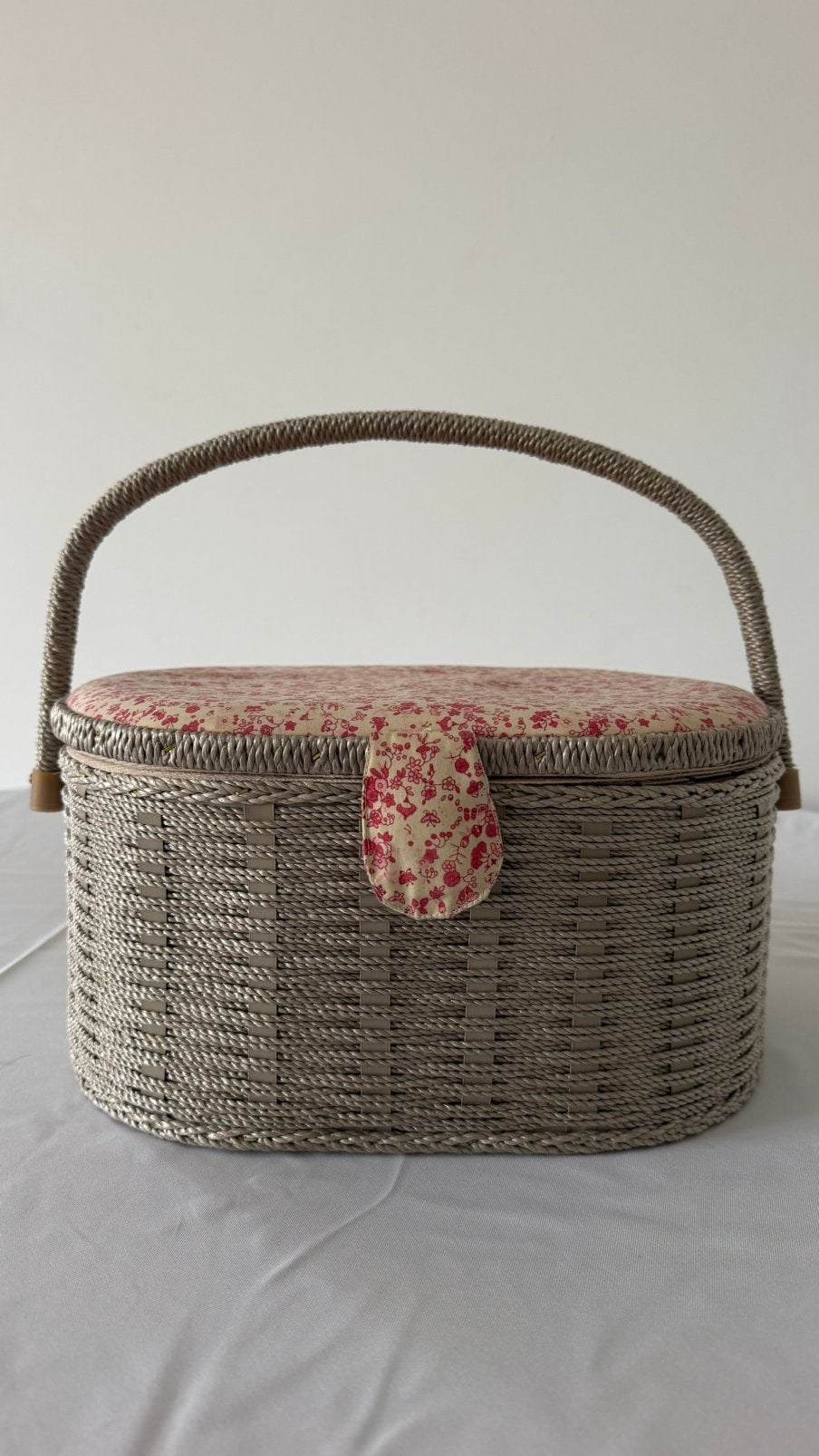 Panier vintage fleuri, boîte à couture/maquillage rétro, Maison & Meubles, Enlèvement ou Envoi, Comme neuf, Panier, Tressé