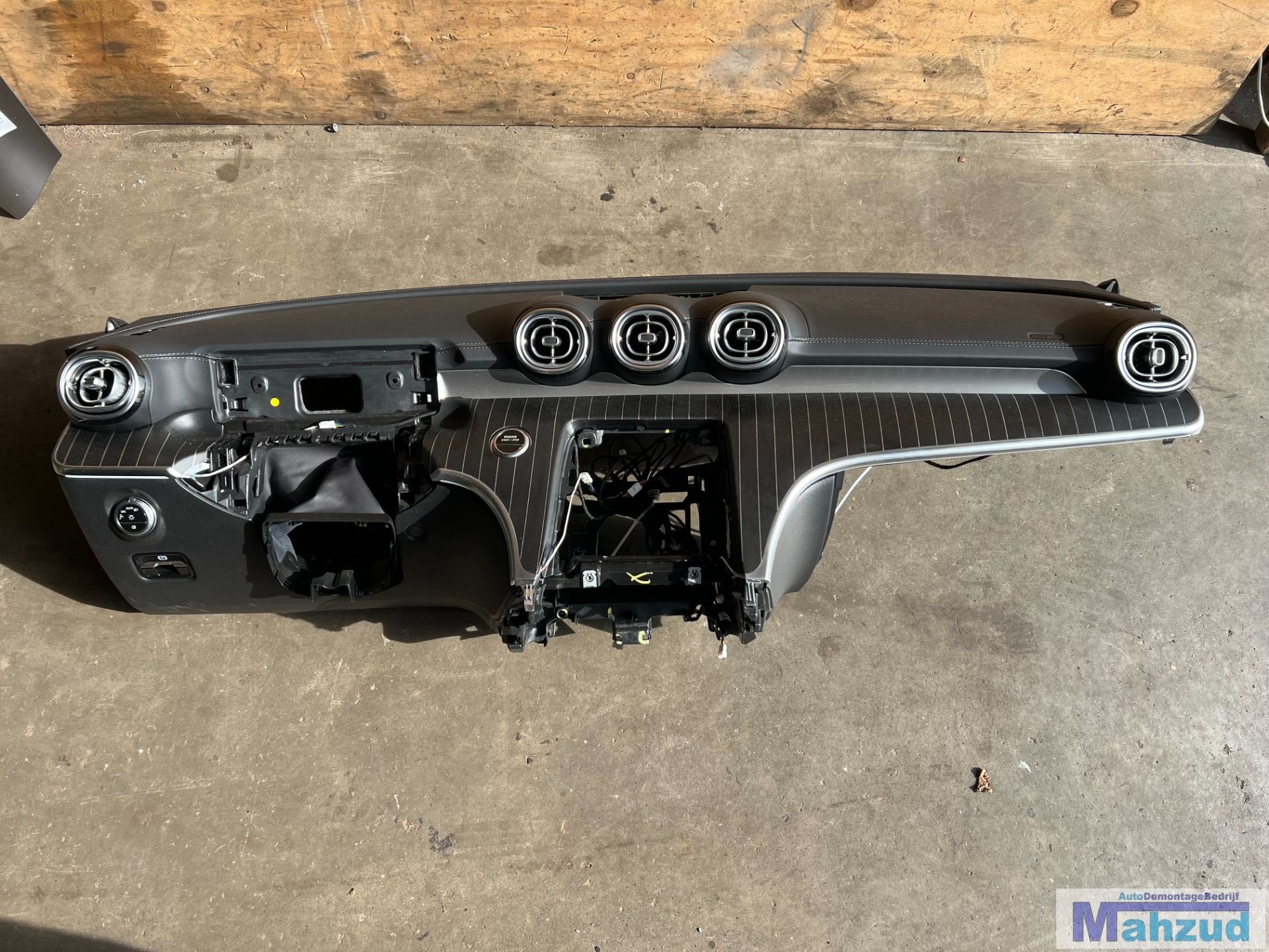 Tableau de bord MERCEDES CLASSE C W206 avec airbag 2021-2025, Mercedes-Benz AG, Mercedes-Benz, Utilisé, Mercedesstrasse 120
70372  Stuttgart, DE