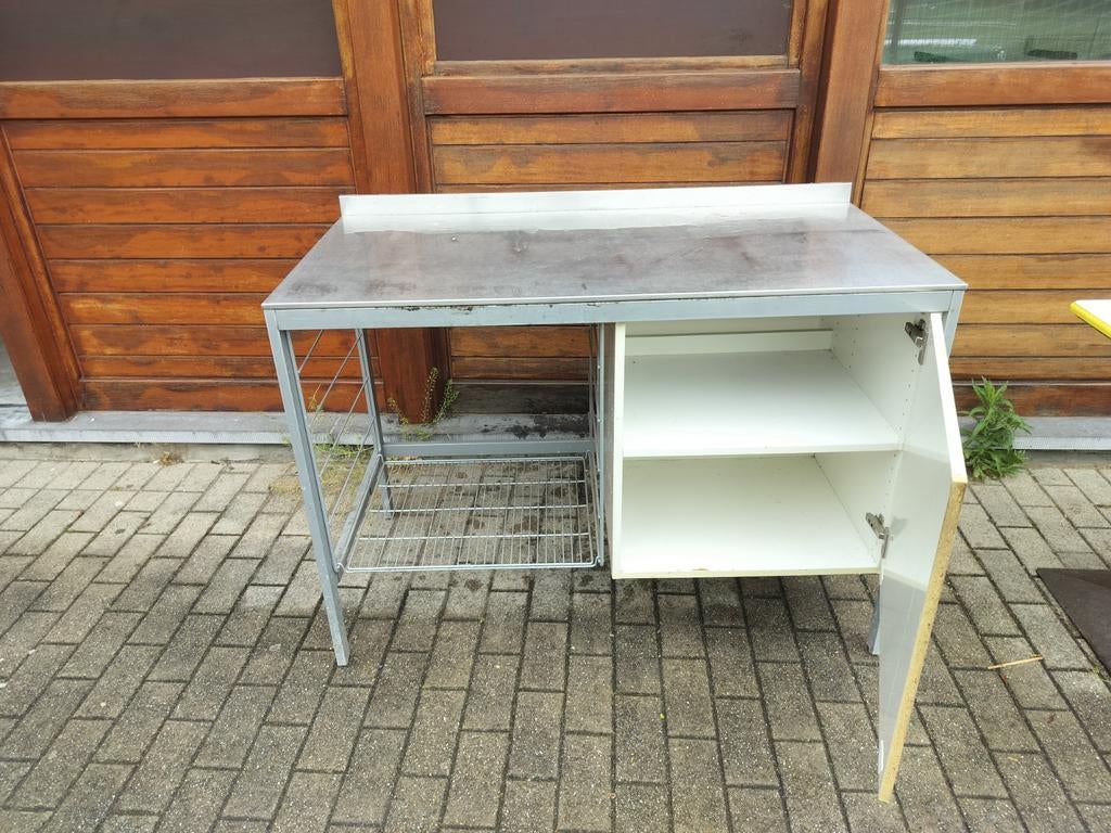 Table en inox et bois.