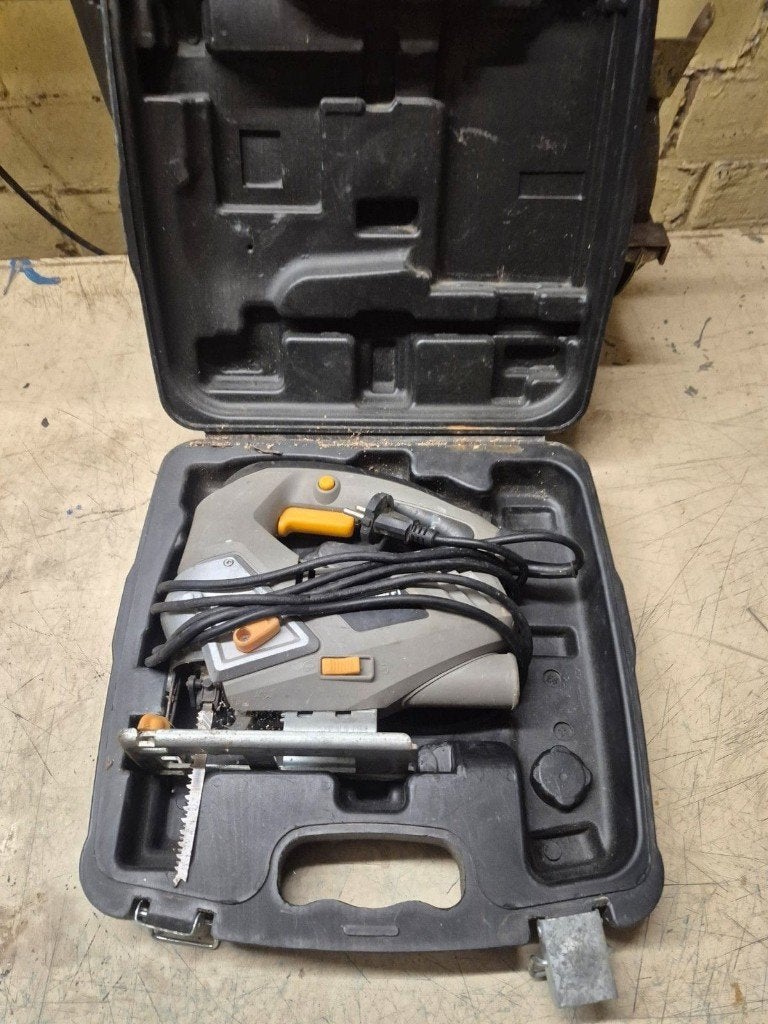 Scie sauteuse électrique dans un étui Fonctionne très bien , Bricolage & Construction, Enlèvement ou Envoi, Comme neuf, Scie