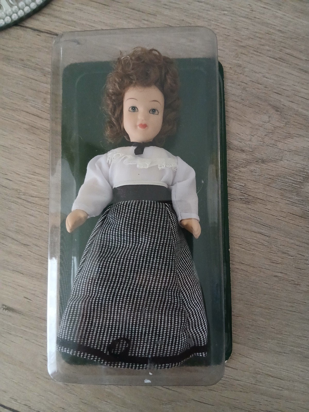 Ancienne petite poupée en porcelaine de collection, Electroménager, Accessoires de machine à café, Enlèvement ou Envoi