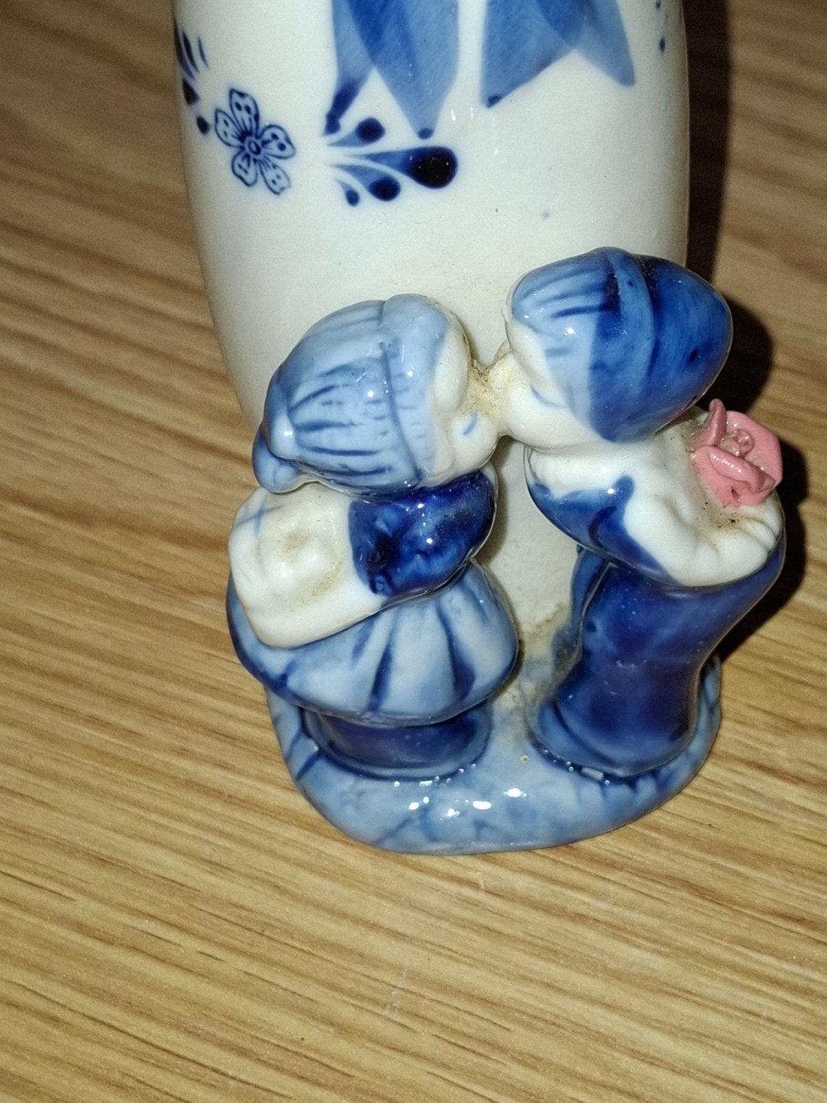Joli vase vintage bleu et blanc avec couple en relief, Enlèvement ou Envoi