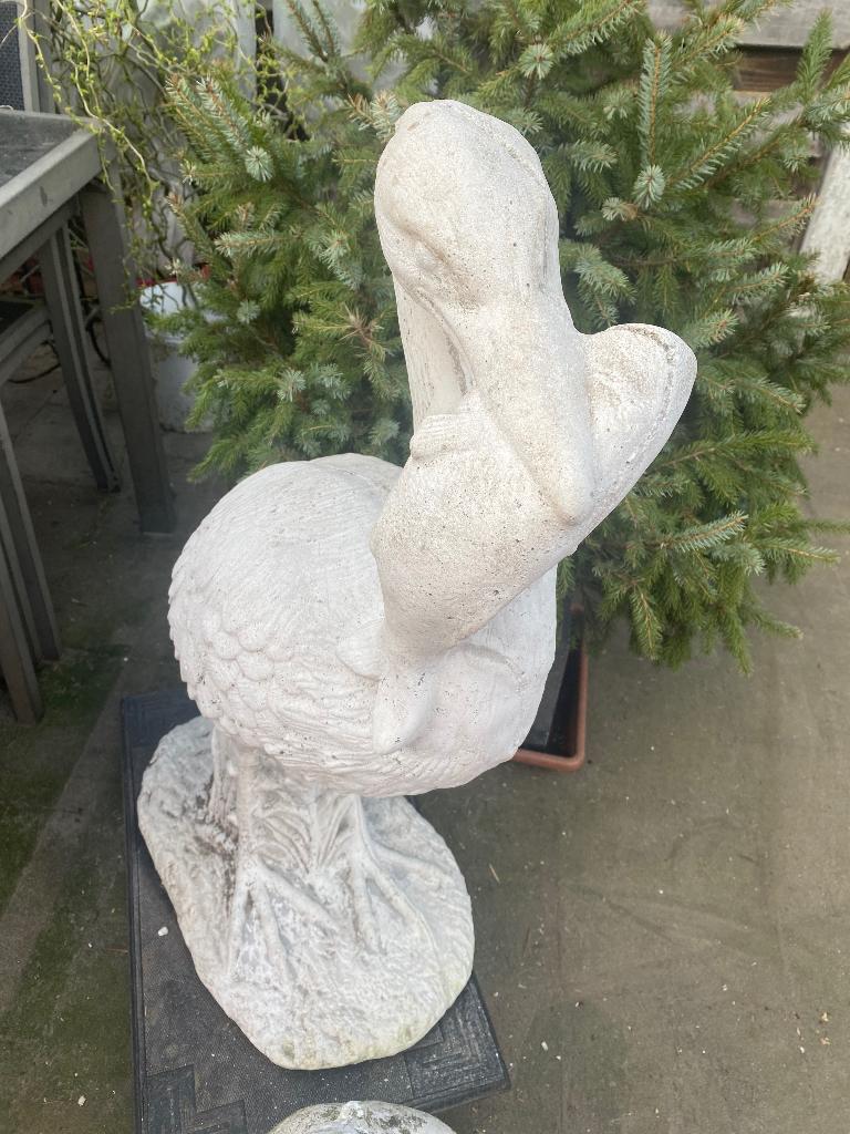 Vogel met vis in zen snavel ( beton ), Ophalen, Gebruikt, Beton
