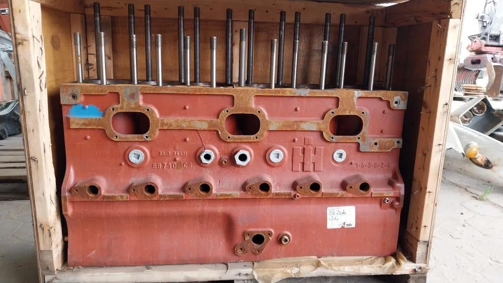 International 687106C91 engine block NEW