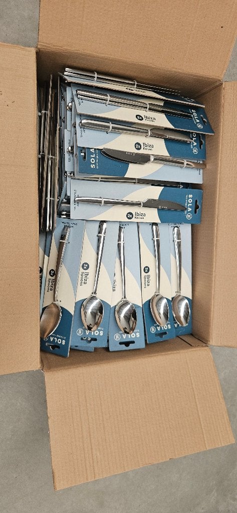 Bestek nieuw - 64 lepelsets + 40 messensets, Maison & Meubles, Cuisine | Couverts, Neuf, Couverts individuels, Sola, Enlèvement