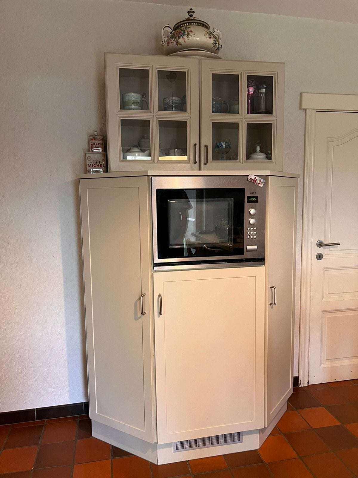 Keukenkast en vitrinekast + microgolfoven en frigo, Huis en Inrichting, Kasten | Buffetkasten, Gebruikt, Ophalen