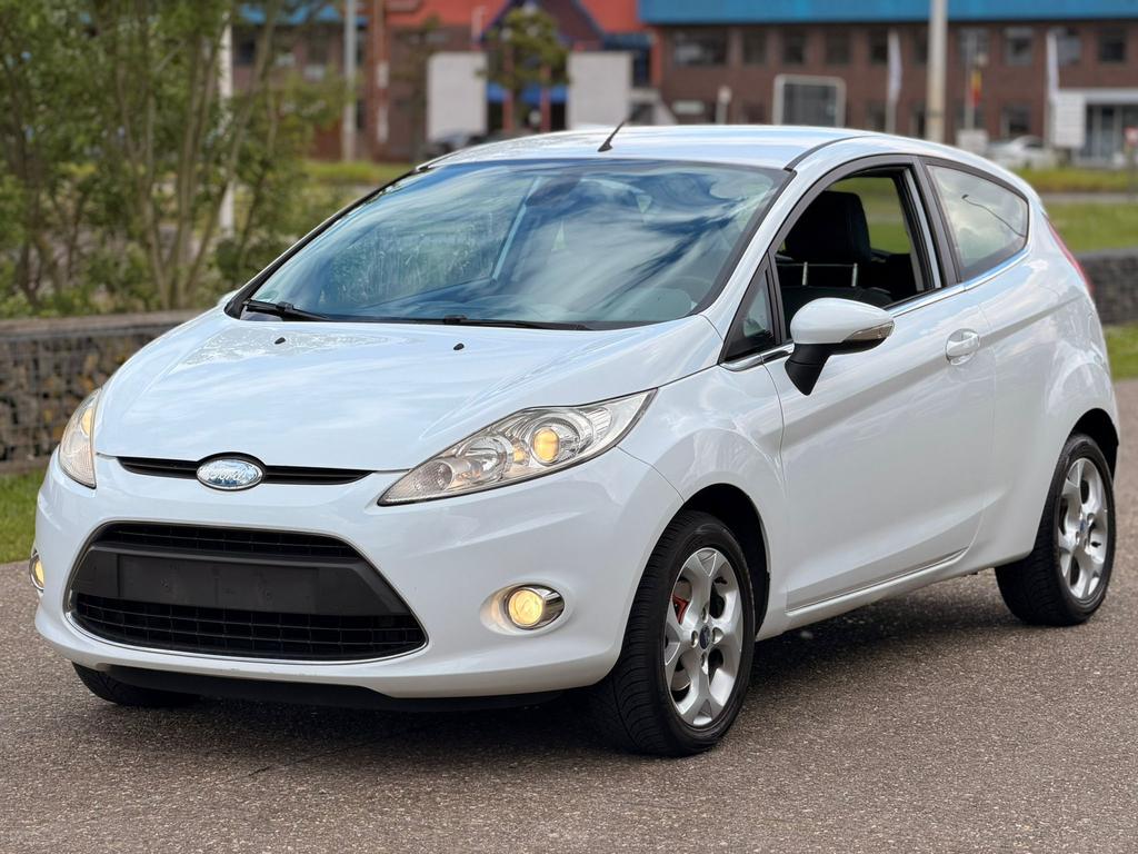 Ford fiesta titanium edition, Auto's, Voorwielaandrijving, Stof, Wit, Grijs
