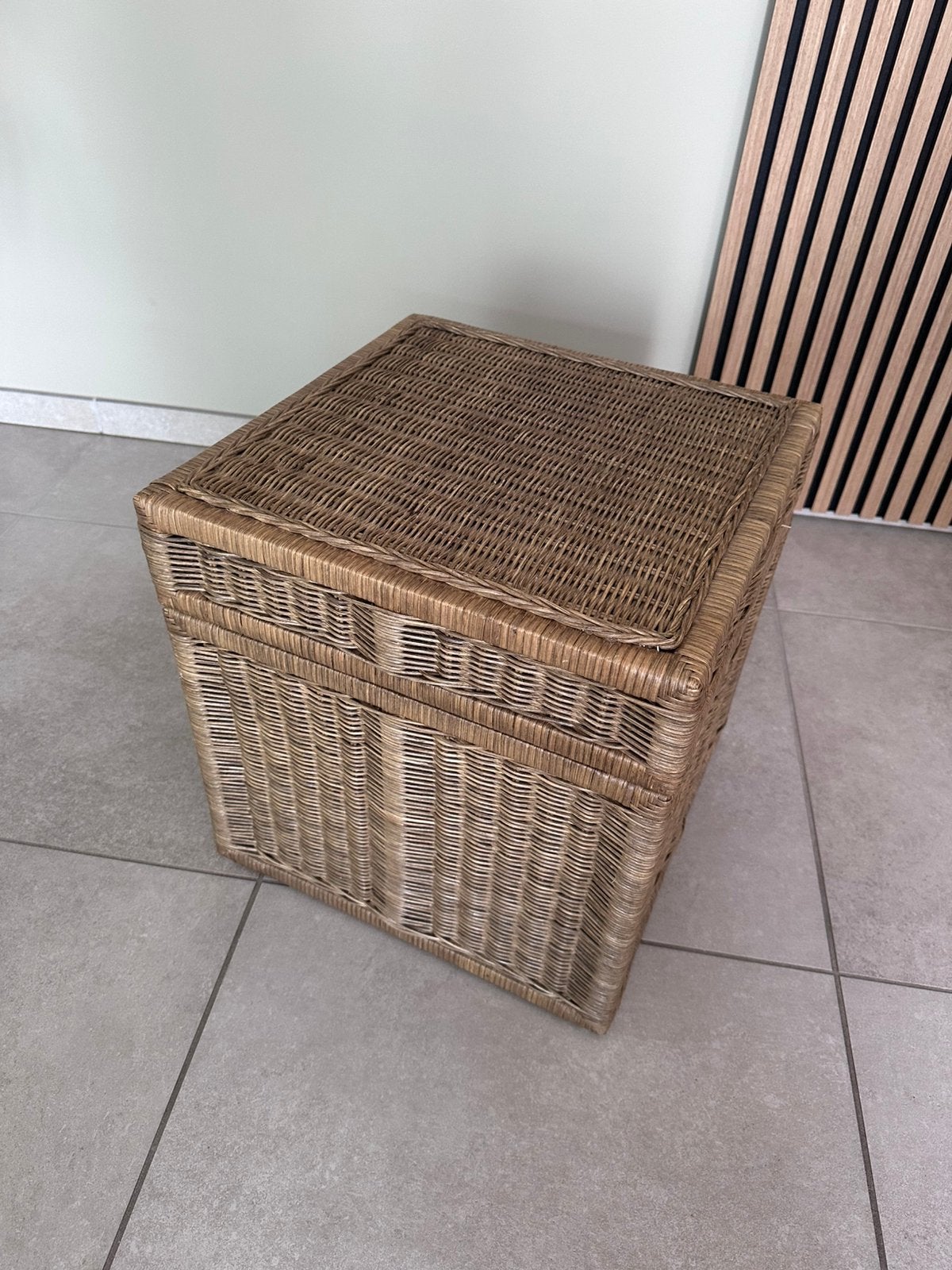 Rietenmand / kist, Huis en Inrichting, Woonaccessoires | Schalen en Manden, Ophalen, Mand, Vierkant, Zo goed als nieuw