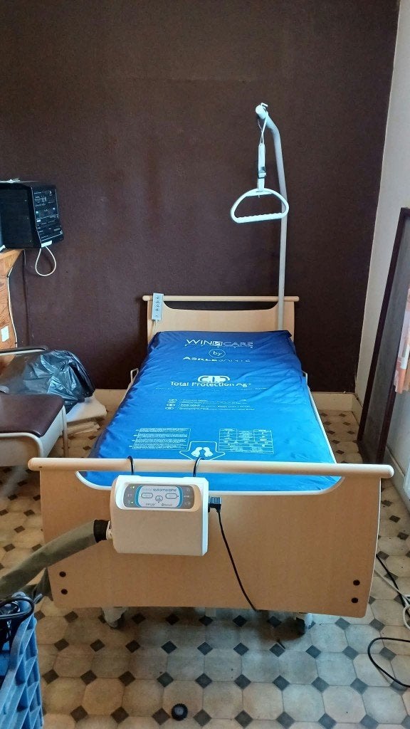 Lit médicalisé électrique  / hôpital  / handicapé, Divers, Matériel Infirmier, Enlèvement, Utilisé